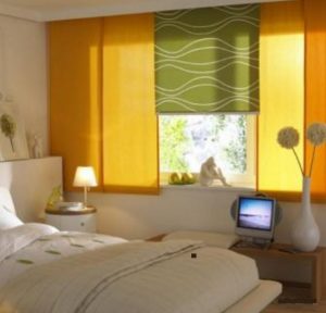 Короткие шторы светлорозового цвета в спальню до подоконника