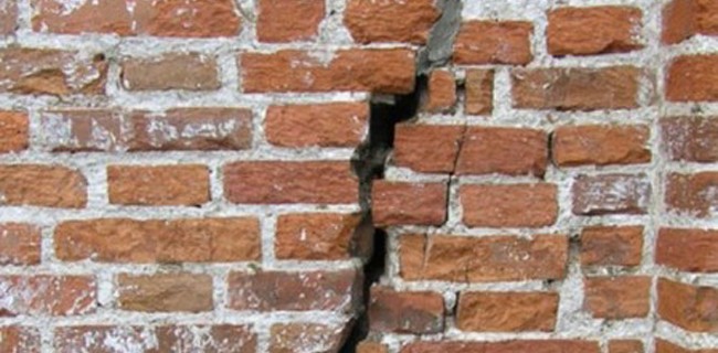 Как укрепить стены кирпичного дома