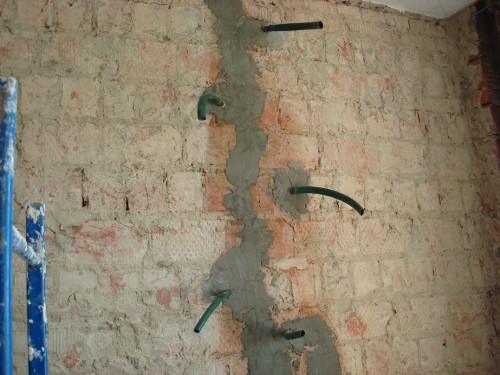 Как укрепить стены кирпичного дома