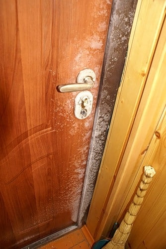 Одной из причин скрипа двери может быть чрезмерная или недостаточная влажность в помещении