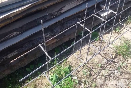 Во время сварки используют сплошную или порошковую проволоку