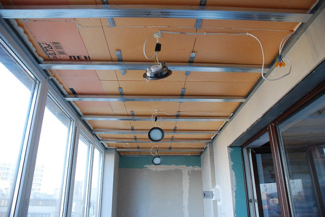 Натяжной потолок на лоджии: фото и отзывы