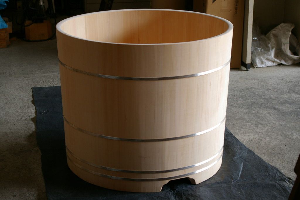 This traditional Hinoki wood style tub is made by Bartok Design. The creator is Jacopo Terrine, an Italian architect living in Japan, who has beed creating wooden bathtubs, many for export, since 2002.