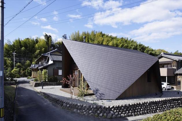 home surrounded rock wall protected folded roof 2 roof thumb 630xauto 41612 Home Surrounded by Rock Wall and Protected by Folded Roof