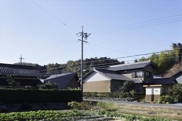 home-surrounded-rock-wall-protected-folded-roof-4-location.jpg