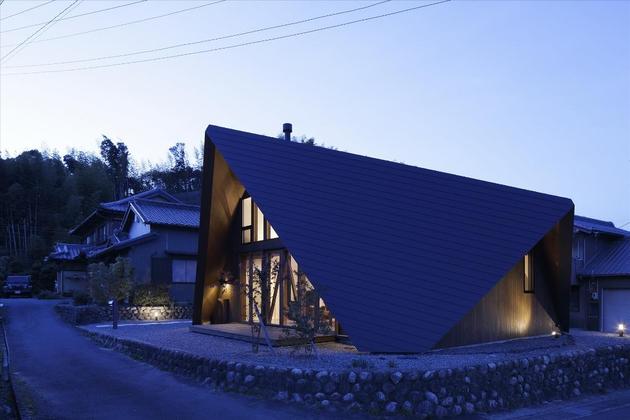 home-surrounded-rock-wall-protected-folded-roof-5-roof.jpg