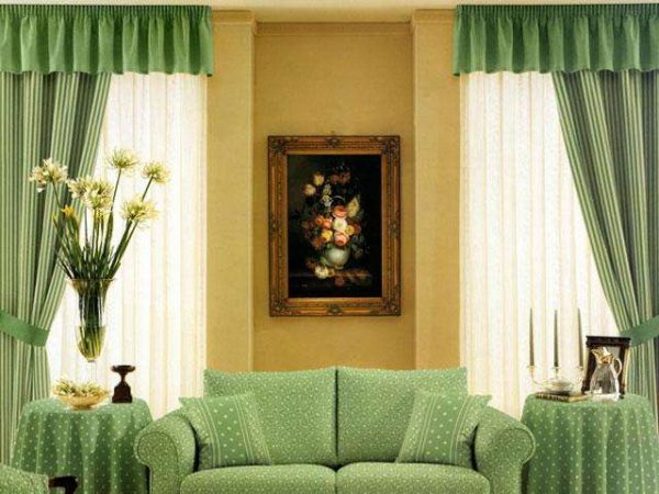 зелёный в интерьере гостиной с двумя окнами