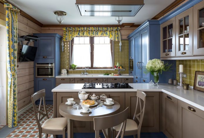 желтые шторы с узорами на кухне в стиле кантри