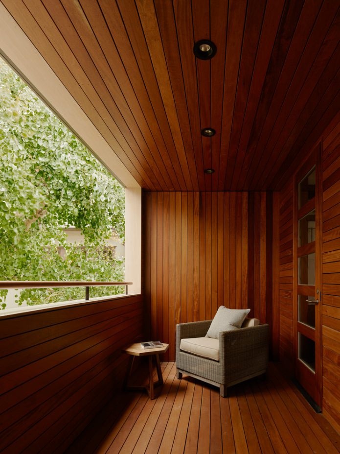 деревянные панели на балконе