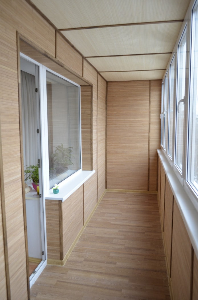бамбуковая отделка балкона