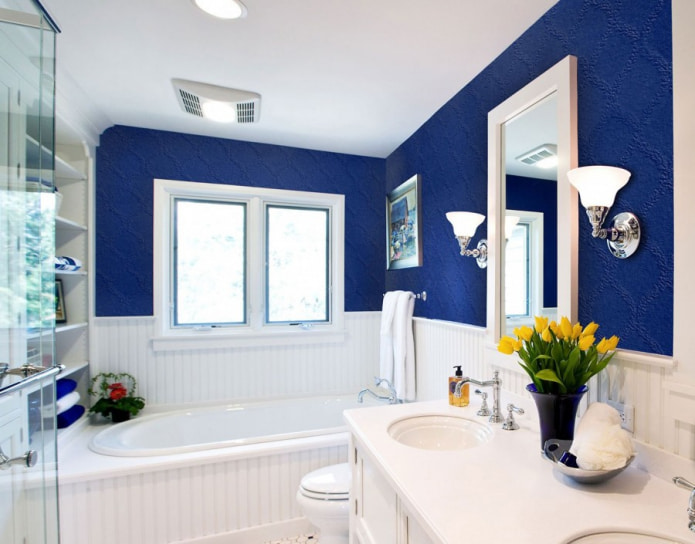 ванная комната с отделкой стеклотканевыми обоями в синем цвете