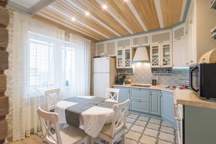 двухцветный потолок из дерева на кухне