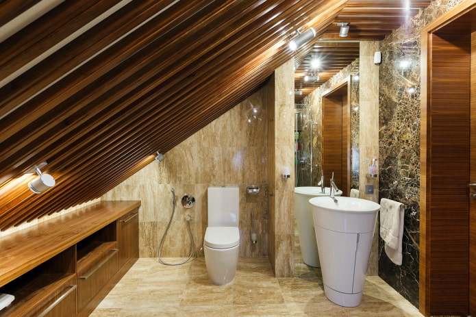 реечный потолок в туалете на мансардном этаже