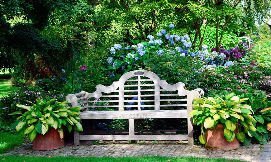 Садовая скамейка для отдыха
