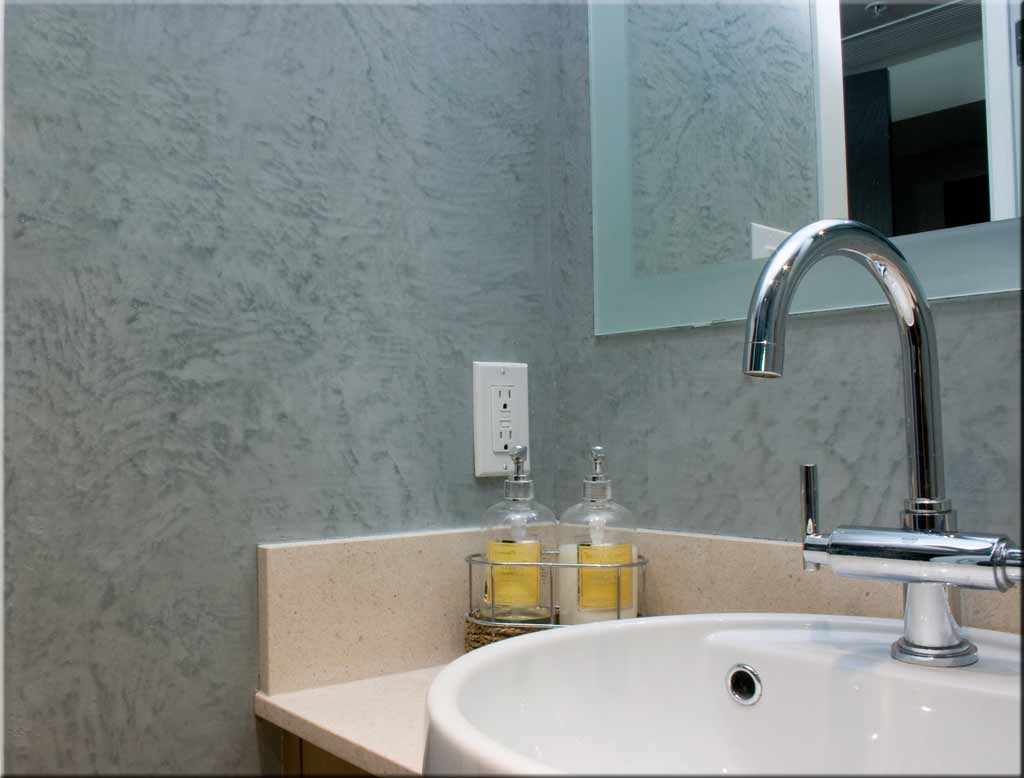 пример применения красивой декоративной штукатурки в дизайне ванной комнаты