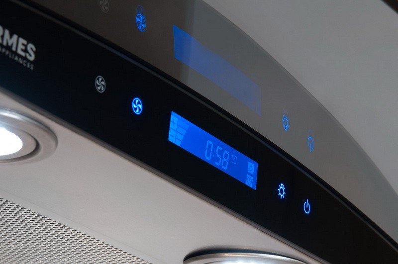 Голубой дисплей на сенсорной панели кухонной вытяжки