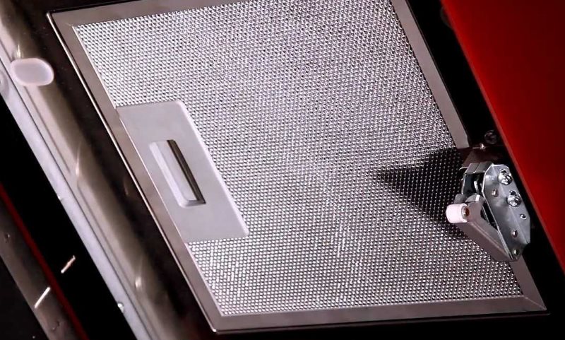 Сетка-фильтр на плоской кухонной вытяжке