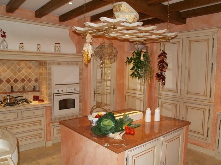 Оформление кухонного острова на кухне в стиле прованса