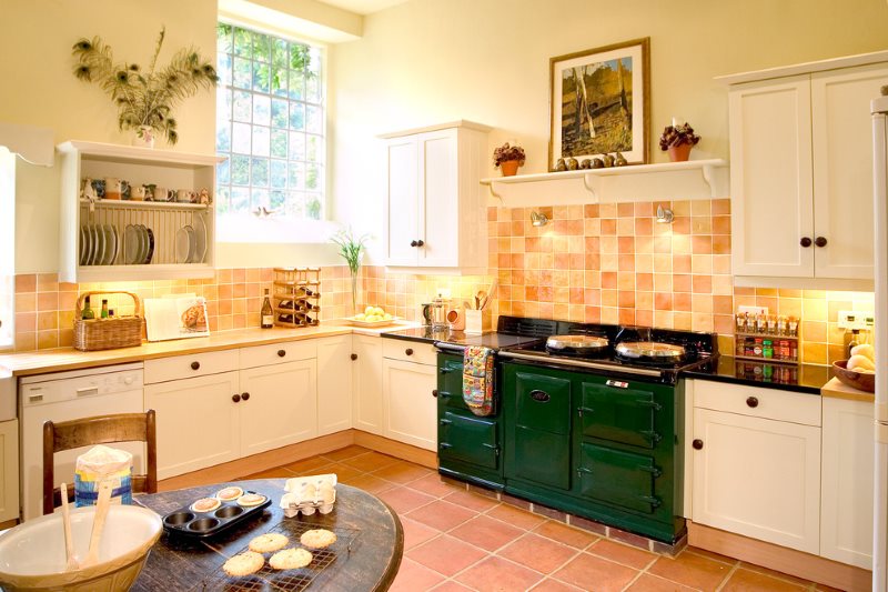 Угловая кухня в стиле кантри с нежно-персиковой мебелью