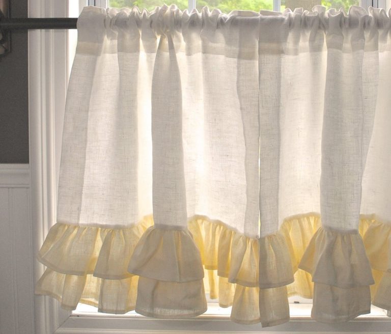 Короткая занавеска из льна на кухонном окне