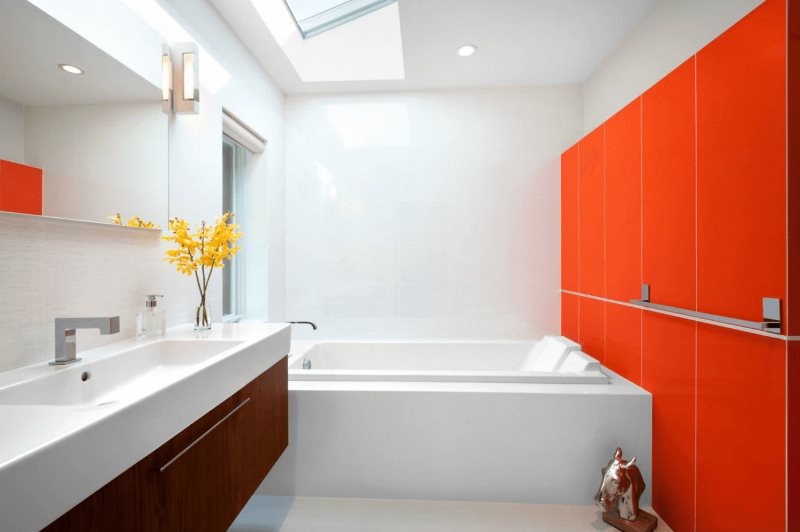 Интерьер современной ванной в красно-белом цвете