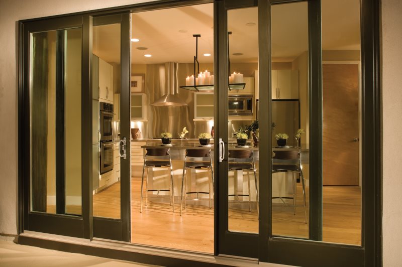 Двустворчатые двери раздвижного типа на границе кухни и гостиной