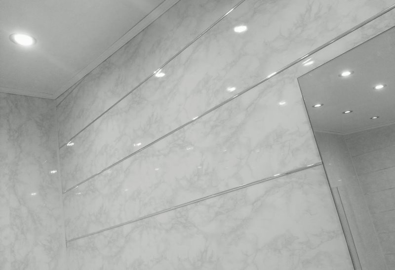 Горизонтальная обшивка стен ванной ПВХ-панелями