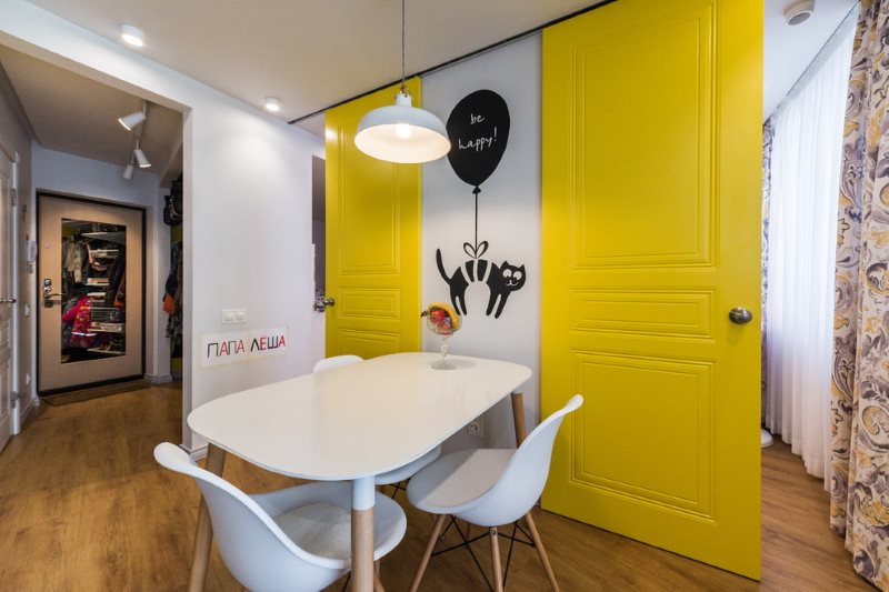 Желтые раздвижные двери в кухне с белыми стенами