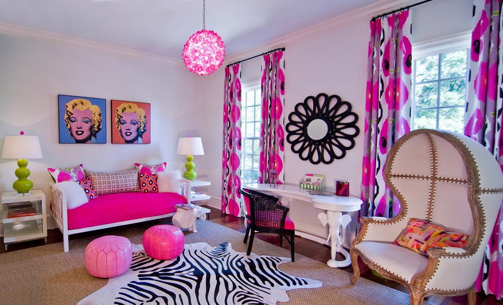 Розовый диванчик в детской комнате с красивыми шторами