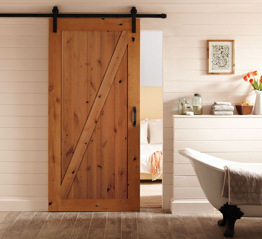 Сдвижная деревянная дверь в ванной комнате