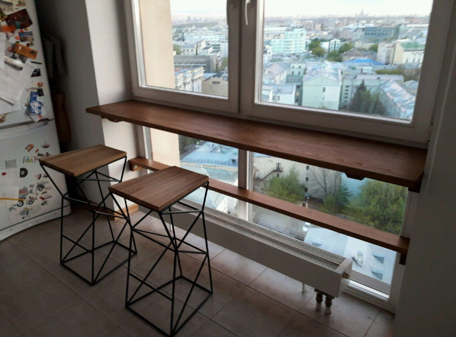 Встроенный столик в кухонном окне