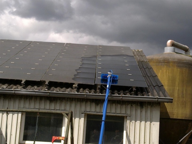 Солнечные батареи на крыше нужно также мыть.