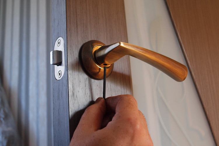 Как снять ручку с межкомнатной двери? Как разобрать круглую дверную ручку с замком? Как снять защелку для входной конструкции с фиксатором?