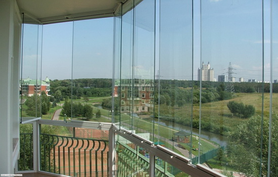 Пример панорамного остекления балкона (стекла до пола)