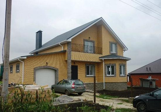 Дом из желтого кирпича с коричневыми углами одноэтажный фото