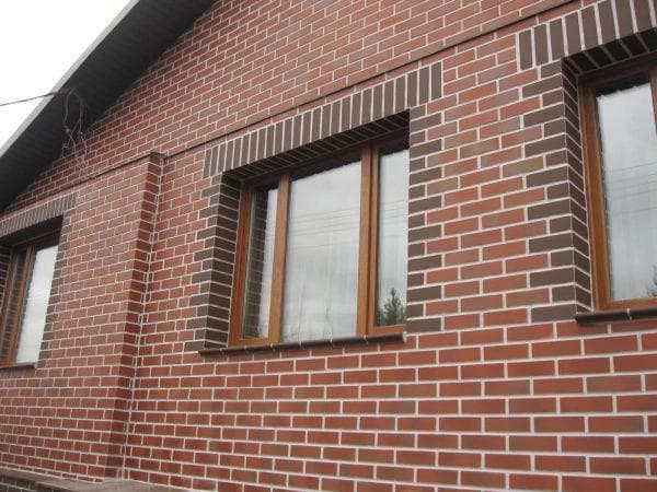 обрамление окон на фасаде кирпичного дома