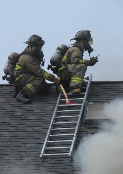 Фиксация пожарной лестницы на крыше дома