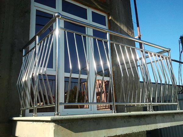 Среди достоинств балконных ограждений из нержавеющей стали стоит отметить длительный срок службы и отличные эстетические свойства