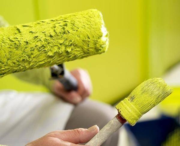 Покрасить гипсокартон можно самостоятельно, главное – тщательно очистить поверхность и правильно нанести краску