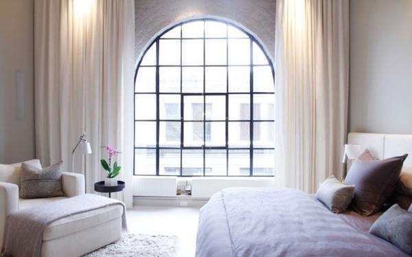 Арочное окно отлично подчеркивает классический стиль интерьера