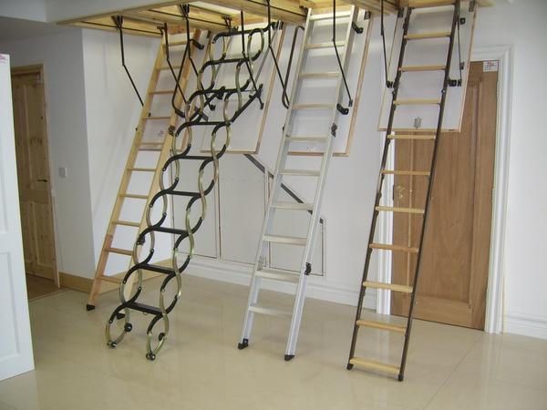 Существует широкое разнообразие складных лестниц: металлические, деревянные, алюминиевые 