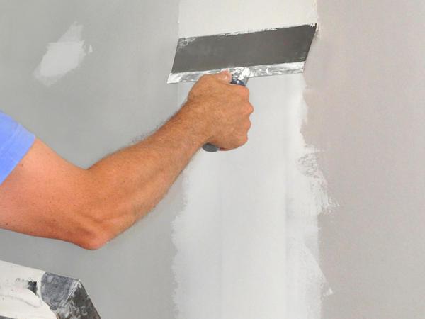 Перед тем как наносить жидкие обои на стены, следует сперва зашпаклевать поверхность гипсокартона