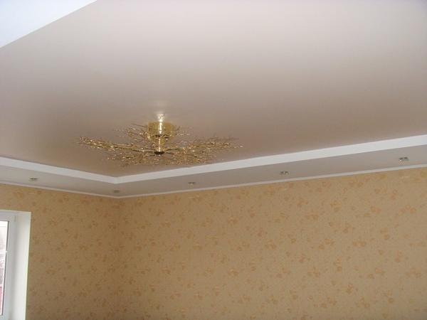 Использование матовой краски для отделки потолка позволит максимально скрыть дефекты поверхности