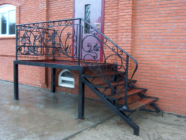 Особой популярностью пользуется металлическая входная лестница, оснащенная перилами с кованными элементами 
