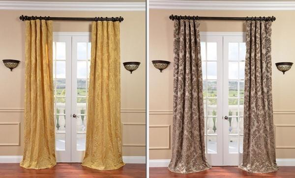 На дверях в классическом интерьере хорошо выглядят шторы с узорами коричневого или золотого цвета 