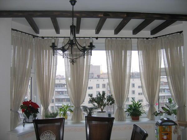 В объединенной с комнатой лоджии, дизайн штор не должен отличается от обшей концепции интерьера