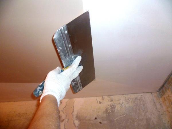 Перед покраской потолок из гипсокартона необходимо выровнять с помощью шпаклевки
