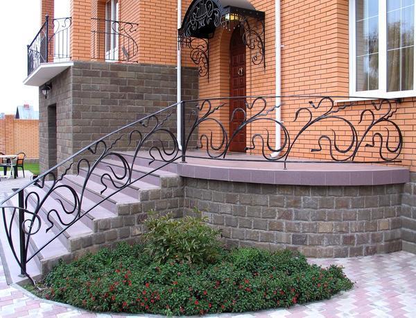 Для облицовки бетонной лестницы можно применять плитку или декоративный камень 