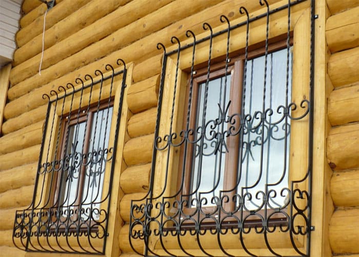 Основная задача решёток на окнах – охранно-декоративная