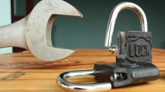 Как вытащить сломанный ключ из замка: инструменты, щадящие методы, профилактика